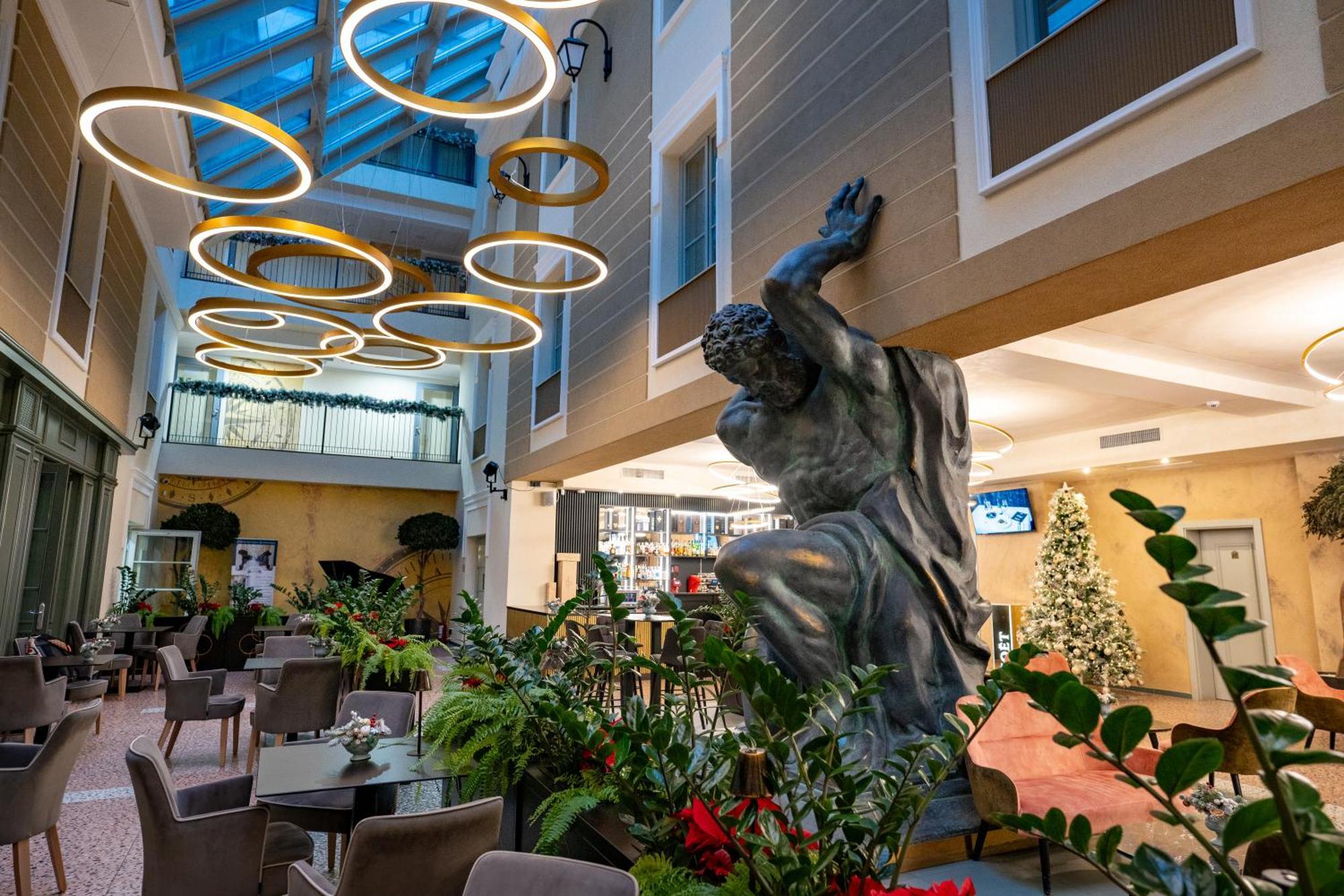 Atlas Hotel 4*